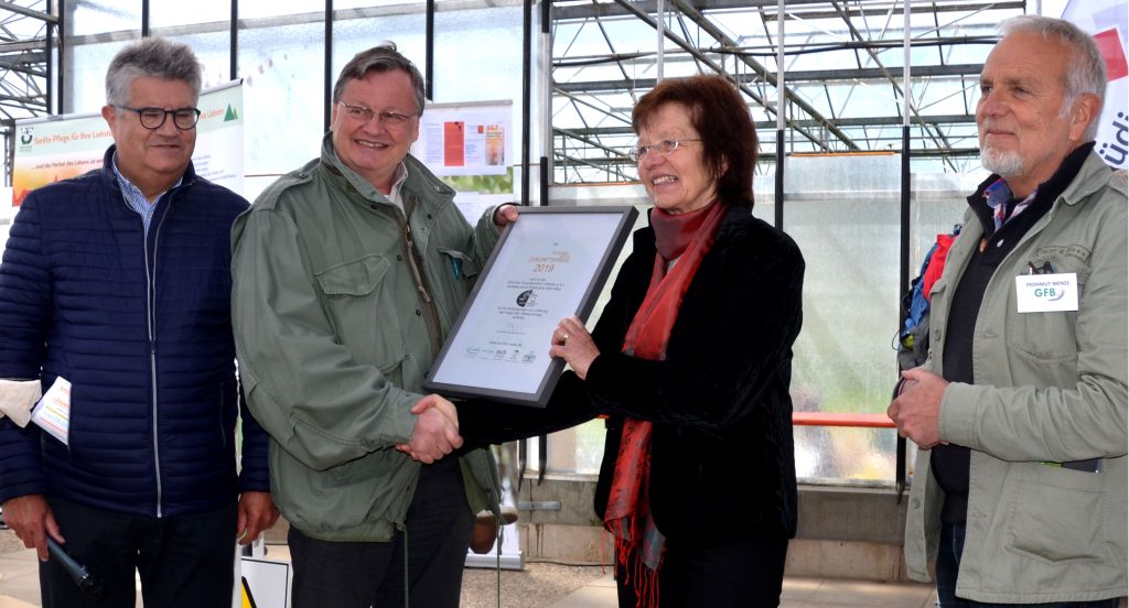 Der Bühler Oberbürgermeister, Hubert Schnurr (ganz links), und der Mit-Organisator des ZukunftsFestivals, Frohmut Menze (ganz rechts), freuen sich mit der Preisträgerin Rosemarie Höhn-Mizo und dem Preisstifter Dr. Marduk Buscher.